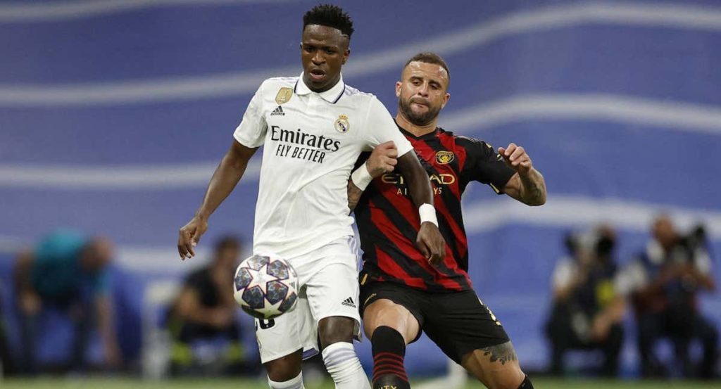 Walker encima a Vinicius durante el partido de ida.