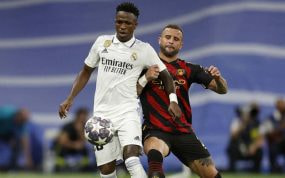 Walker encima a Vinicius durante el partido de ida.