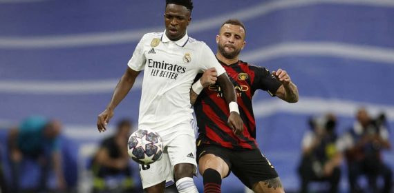 Walker encima a Vinicius durante el partido de ida.