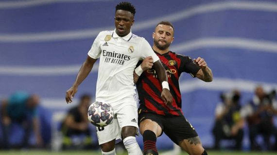 Walker encima a Vinicius durante el partido de ida.