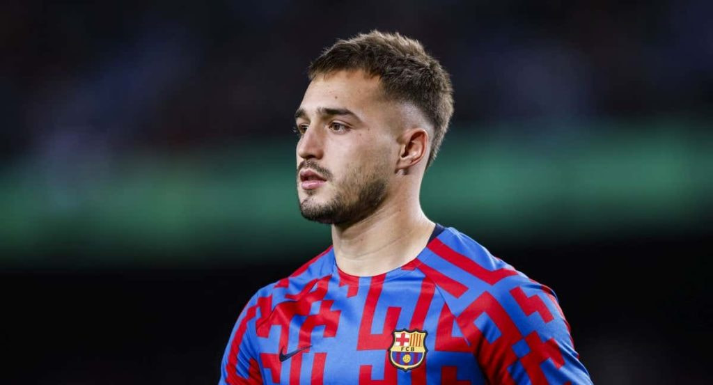 Arnau Tenas durante un calentamiento con el primer equipo.