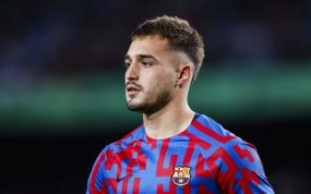 Arnau Tenas durante un calentamiento con el primer equipo.