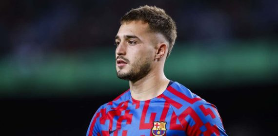 Arnau Tenas durante un calentamiento con el primer equipo.