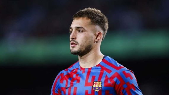 Arnau Tenas durante un calentamiento con el primer equipo.