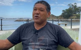 Donato (60) atiende a Relevo en las inmediaciones del Castillo de Santa Cruz, en la localidad coruñesa de Oleiros.