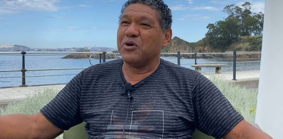 Donato (60) atiende a Relevo en las inmediaciones del Castillo de Santa Cruz, en la localidad coruñesa de Oleiros.