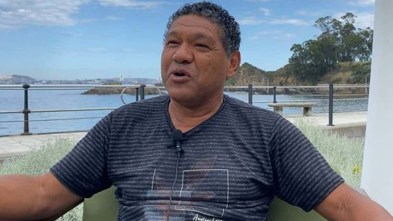 Donato (60) atiende a Relevo en las inmediaciones del Castillo de Santa Cruz, en la localidad coruñesa de Oleiros.