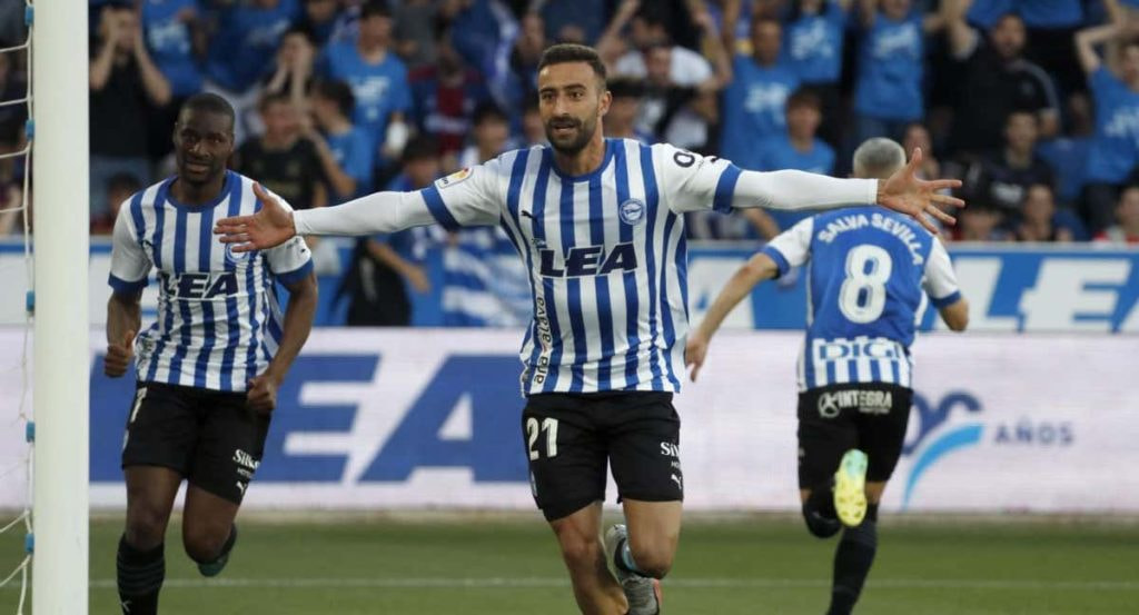 Abde Rebbach celebra el primer gol del Alavés.