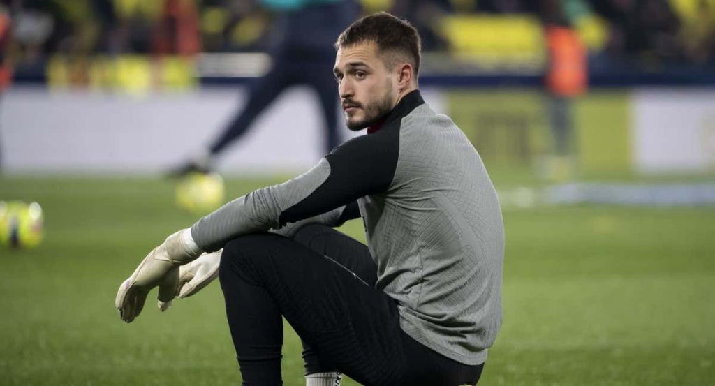 Arnau Tenas durante un calentamiento con el primer equipo.