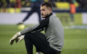 Arnau Tenas durante un calentamiento con el primer equipo.