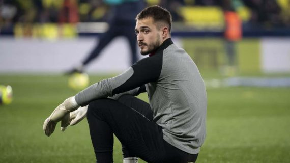 Arnau Tenas durante un calentamiento con el primer equipo.