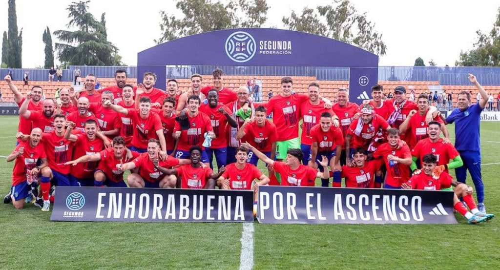 Los jugadores del Atlético B celebraron por todo lo alto el ascenso a Primerar RFEF.