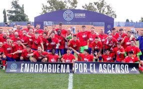 Los jugadores del Atlético B celebraron por todo lo alto el ascenso a Primerar RFEF.