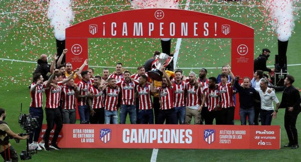 El Atlético de Madrid celebra su última Liga en 2021.