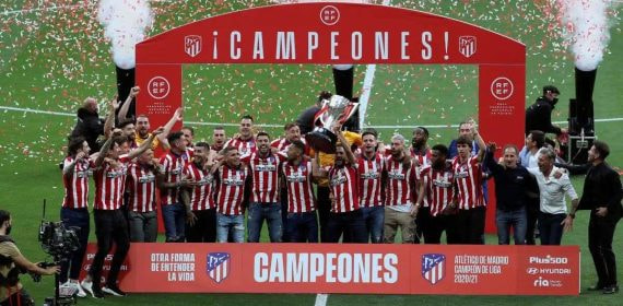 El Atlético de Madrid celebra su última Liga en 2021.