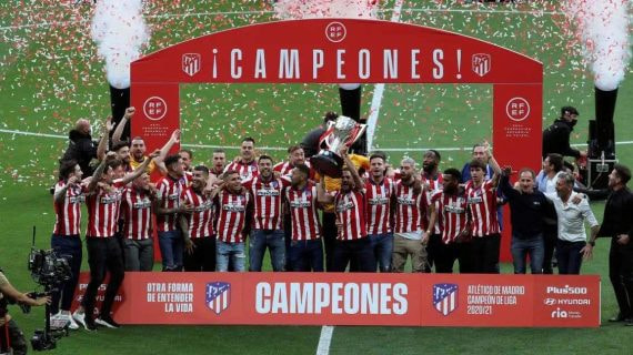 El Atlético de Madrid celebra su última Liga en 2021.