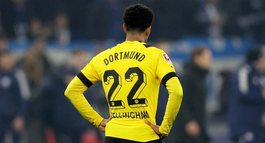 Bellingham viste el dorsal '22'.