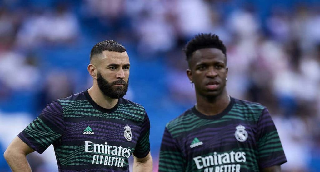 Benzema y Vinicius calentando antes del Real Madrid-Athletic.