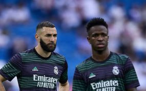 Benzema y Vinicius calentando antes del Real Madrid-Athletic.