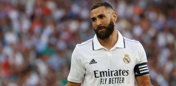 Benzema, con el brazalete de capitán del Real Madrid.