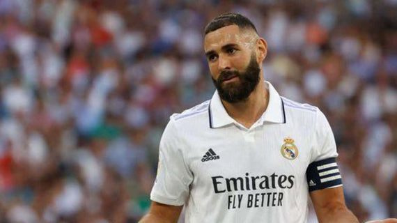 Benzema, con el brazalete de capitán del Real Madrid.