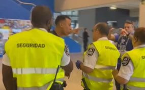Captura del instante en que el amigo de Vinicius se encara con el guardia de seguridad.