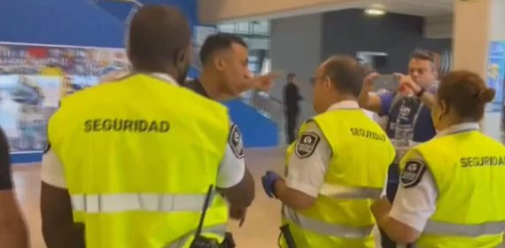 Captura del instante en que el amigo de Vinicius se encara con el guardia de seguridad.