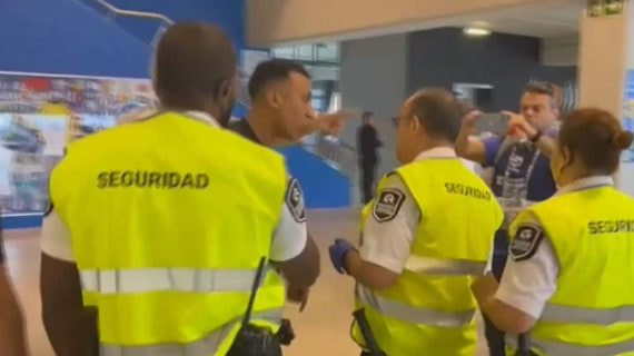 Captura del instante en que el amigo de Vinicius se encara con el guardia de seguridad.