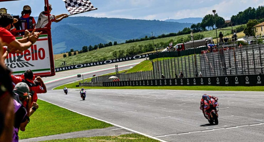 Pecco Bagnaia cruzando la línea de meta de la carrera del Gran Premio de Italia.
