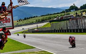 Pecco Bagnaia cruzando la línea de meta de la carrera del Gran Premio de Italia.