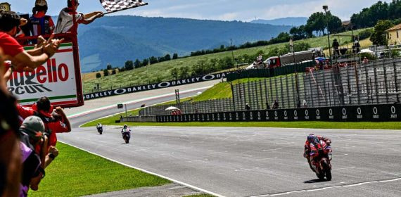 Pecco Bagnaia cruzando la línea de meta de la carrera del Gran Premio de Italia.