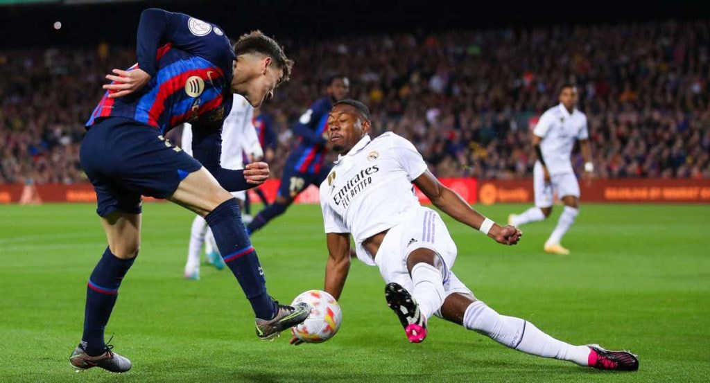 Mano de Alaba contra el Barça en Copa del Rey.