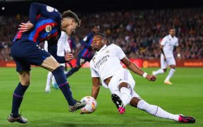 Mano de Alaba contra el Barça en Copa del Rey.