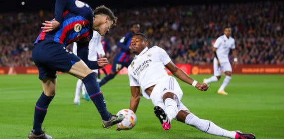 Mano de Alaba contra el Barça en Copa del Rey.