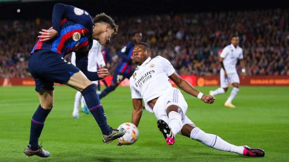 Mano de Alaba contra el Barça en Copa del Rey.