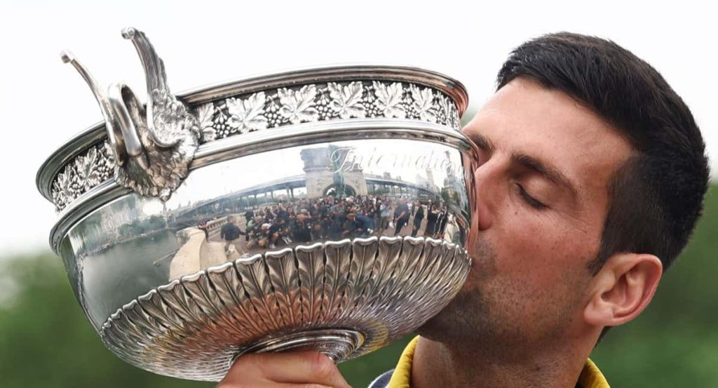 Novak Djokovic besando la copa que ganó en Roland Garros 2023.
