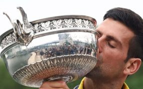 Novak Djokovic besando la copa que ganó en Roland Garros 2023.