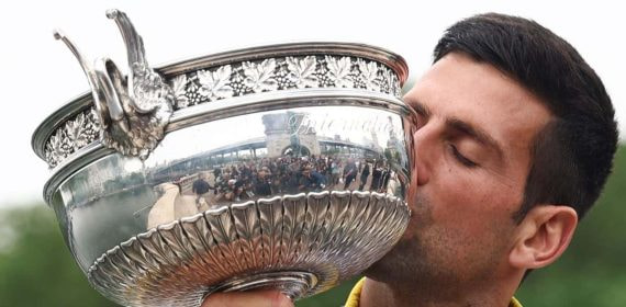 Novak Djokovic besando la copa que ganó en Roland Garros 2023.