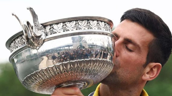 Novak Djokovic besando la copa que ganó en Roland Garros 2023.