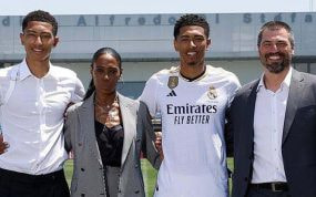 Jude Bellingham junto a su hermano Jobe, su madre Denise y su padre Mark.