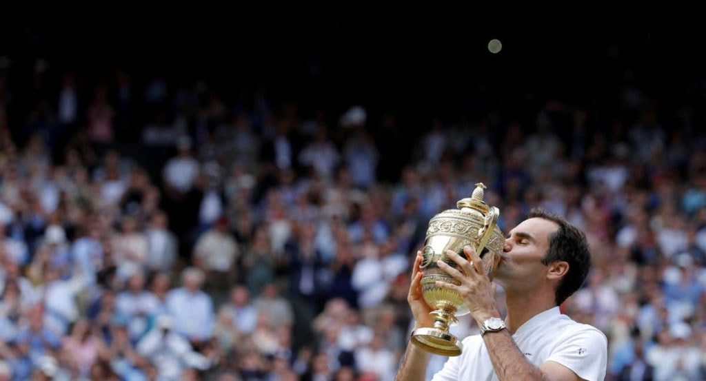 Roger Federer con su título de Wimbledon.