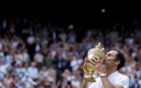 Roger Federer con su título de Wimbledon.