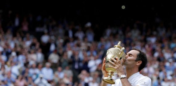 Roger Federer con su título de Wimbledon.
