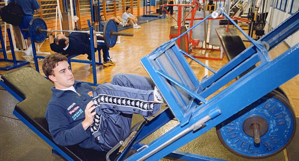 Fernando Alonso realiza una prensa de piernas en la temporada 2001, antes de su debut en F1.