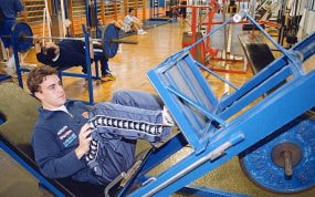 Fernando Alonso realiza una prensa de piernas en la temporada 2001, antes de su debut en F1.