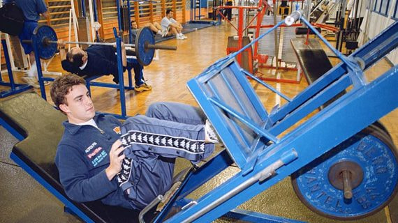 Fernando Alonso realiza una prensa de piernas en la temporada 2001, antes de su debut en F1.