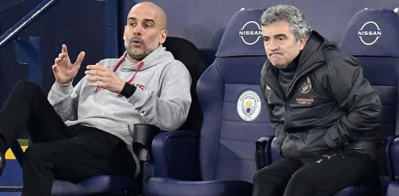 Pep Guardiola y Juanma Lillo, durante un partido en 2021.