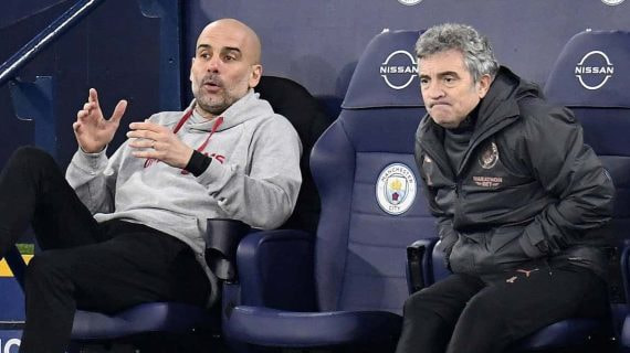 Pep Guardiola y Juanma Lillo, durante un partido en 2021.