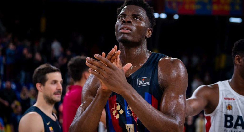 James Nnaji aplaude a la afición del Barcelona.