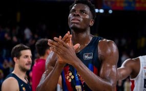 James Nnaji aplaude a la afición del Barcelona.
